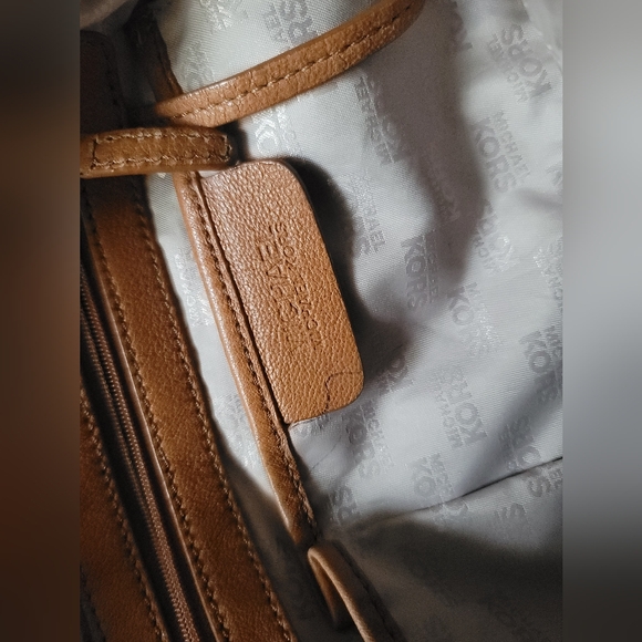 Michael Kors oversized leather hobo - Picture 13 of 15